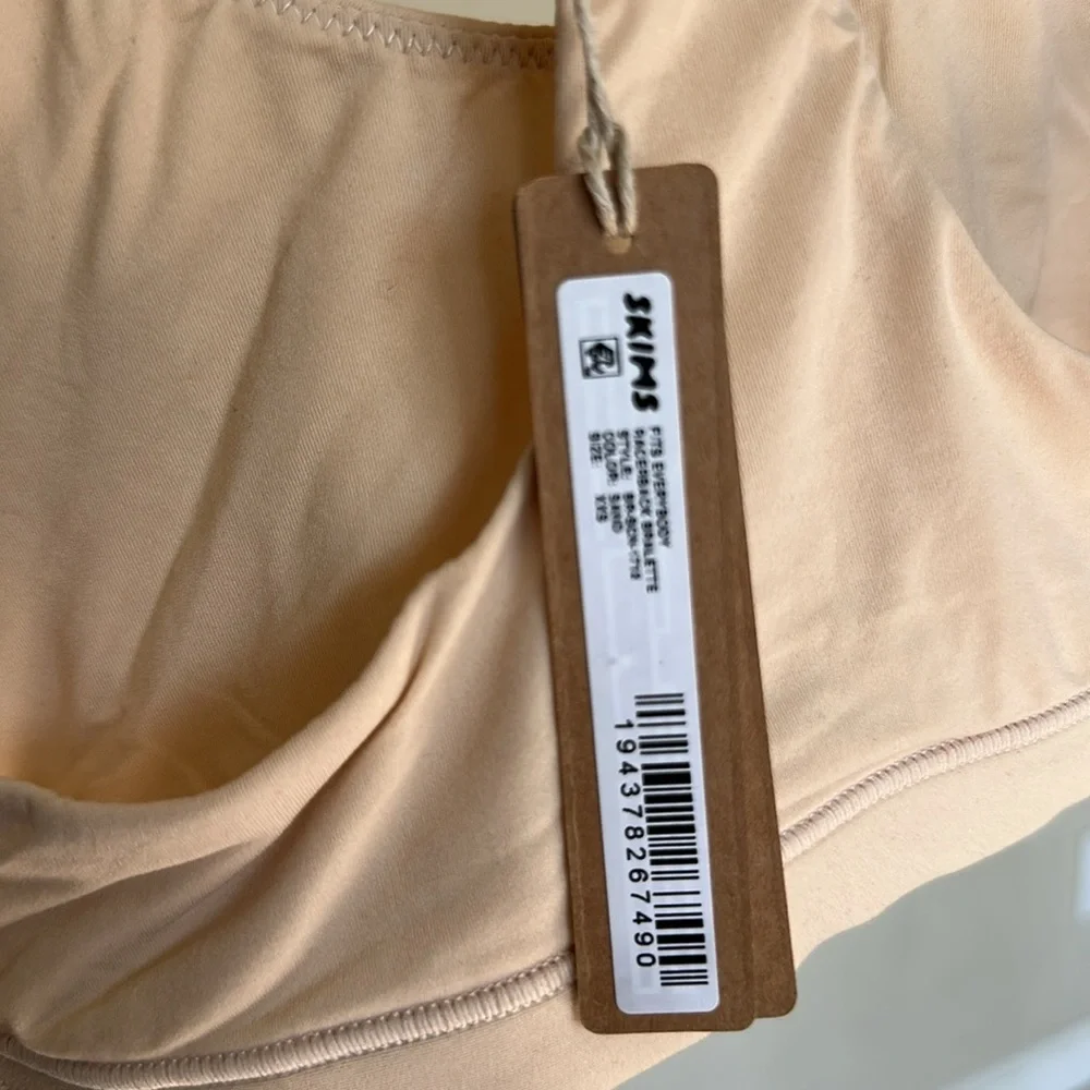 SKIMS fits everybody RACERBACK SCOOP BRALETTE size: XXS COLOR: SAND NWT - Picture 3 of 3
